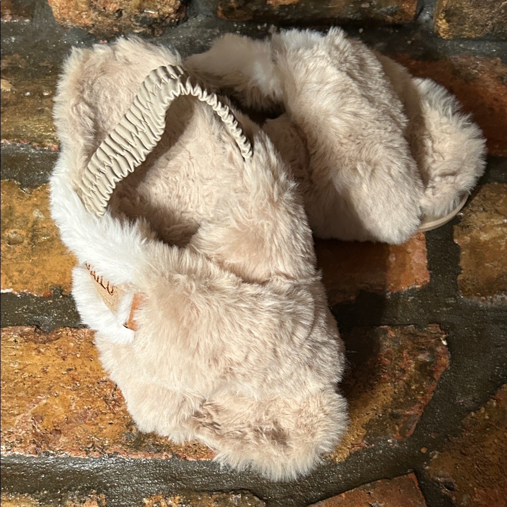 Kuailu slippers.